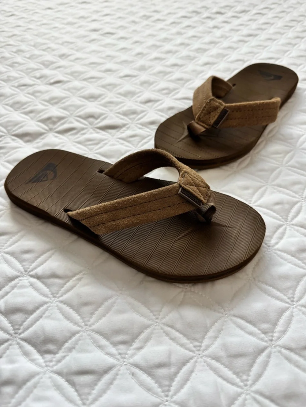NWOT Quiksilver Carver Suede Core Tan Brown Youth Flip Flop Sandals Size 5